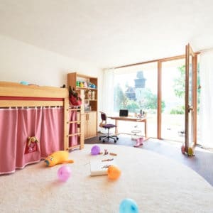 Kinderzimmer Mobile in rosa. Bett Mobile als Mittelbett in Erle.