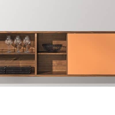 Cubus Sideboard mit Schiebetür in Nussbaum und Farbglas.