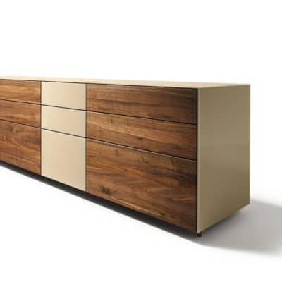 Cubus Pure Sideboard mit Schubladen in Nussbaum und Glas sand.