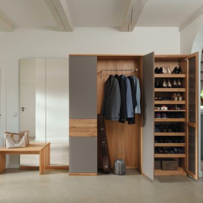 Cubus Dielenschrank in Kernbuche mit Schuhregal hinter Tür.